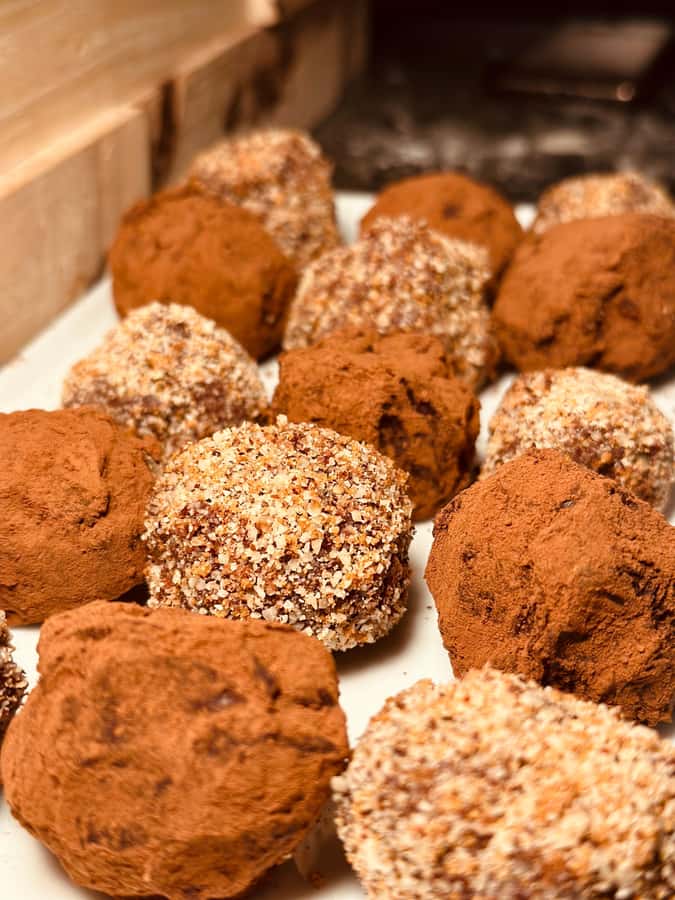 1.5h Cusco Chocolate Workshop - Truffles & Hot Chocolate - Rolling, shaping, and coating your 20 truffles