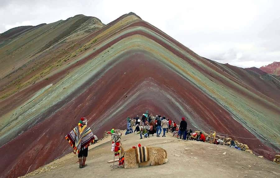7 Colors Mountain - The one-hour walk to the colored mountain