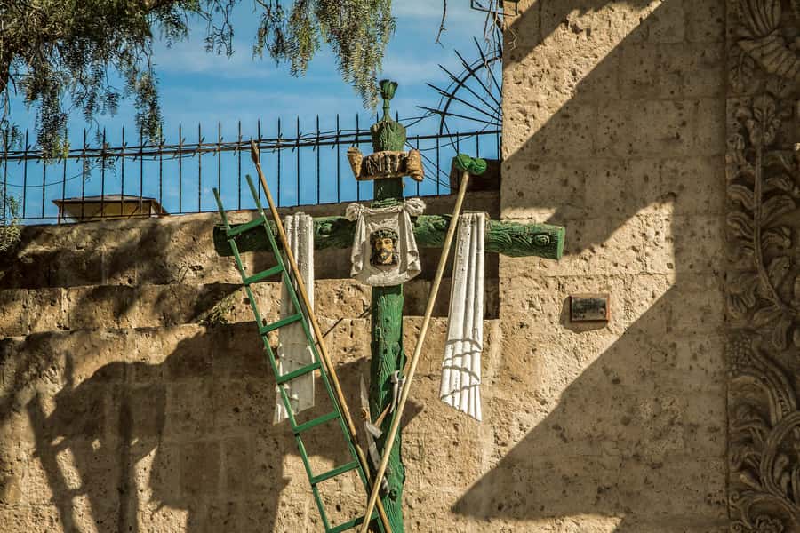 Arequipa: City Tour and Santa Catalina Monastery - Walking through Santa Catalina Monastery