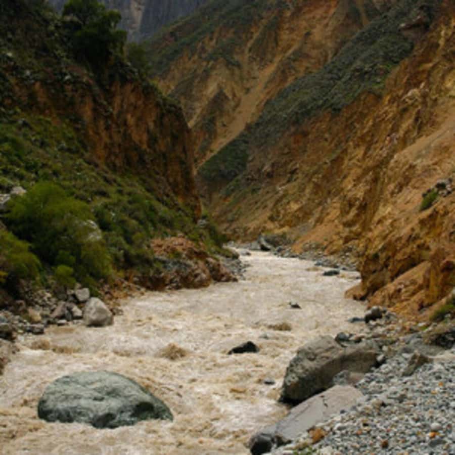 Arequipa: Colca Canyon Trekking 2 days and 1 night + food - Four hours down to San Juan de Chucho