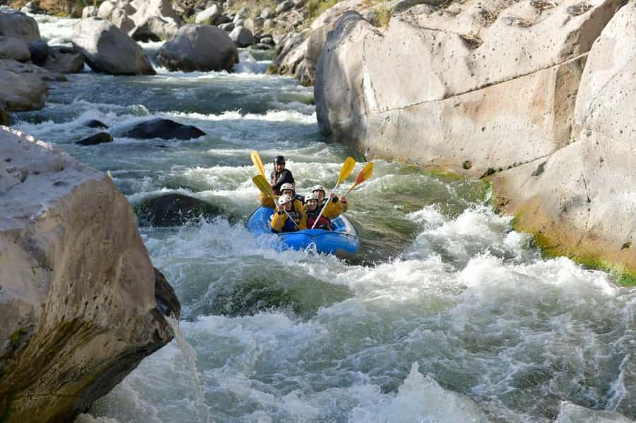 Arequipa: Rafting on the Chili River | Full adrenaline | - The safety briefing before the rapids
