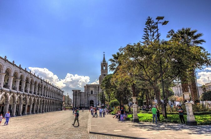 Arequipa Walking Tour city center and drinks experience - Fundo El Fierro and the older colonial street plan
