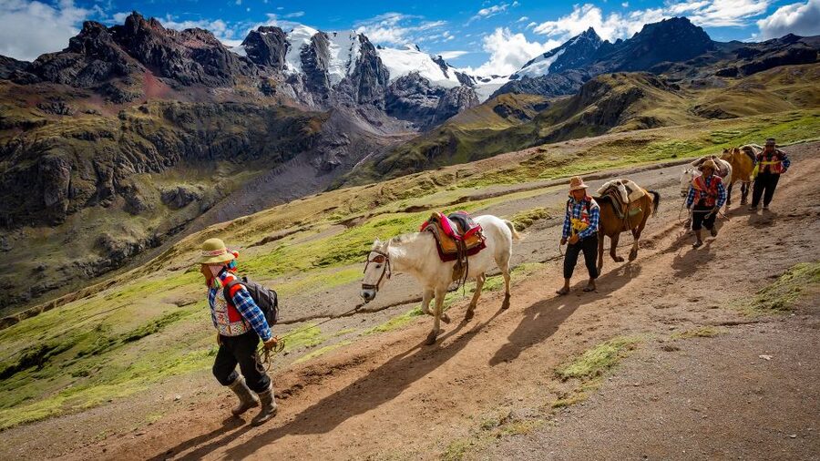 Arrive before the crowd to the Mountain in private service - The optional Red Valley viewpoint