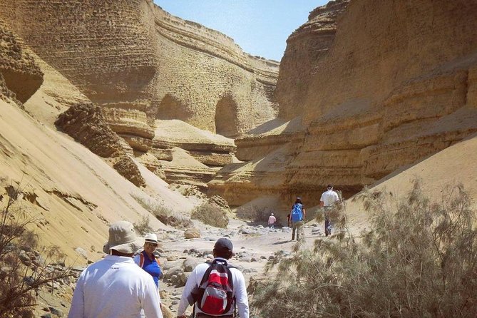 Cañón de los Perdidos Excursion - Walking into the canyon past fossils and saltpeter