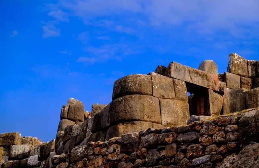 City Tour Cusco Qoricancha Sacsayhuaman y Tambomachay - Qenqo: carved stone and ritual spaces
