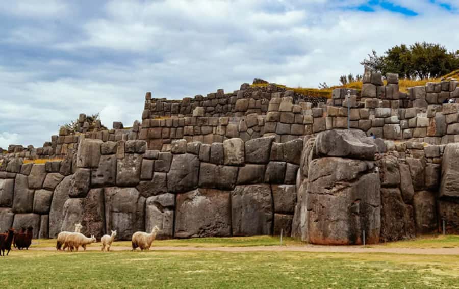 City Tour Cusco Qoricancha Sacsayhuaman y Tambomachay - Puka Pukara: a compact control post above the road