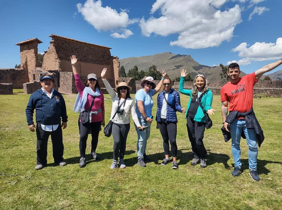 Cusco: Bus Turistico Puno Cusco con Tour y Buffet - Guides, languages, and the human side
