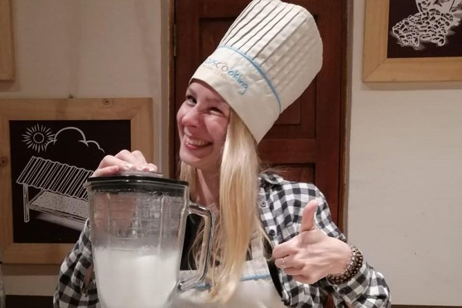 Cusco Cooking Class by ChocoMuseo in Cusco - Mixing a pisco sour before dinner