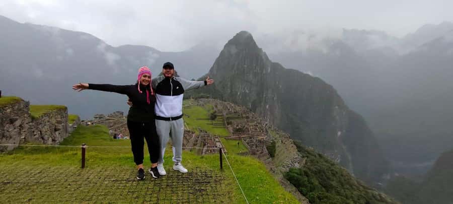 Cusco: Machu Picchu Day Trip with Train + Entrance ticket - Guide languages and group size