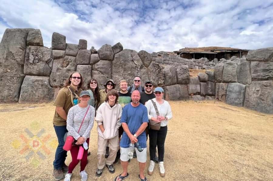 Cusco: Sacsayhuaman, Qenqo, Puca Pucara & Tambomachay Tour - Qenqo’s narrow ceremonial spaces