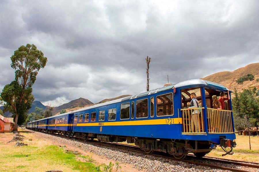 Excursion Cusco - Puno - Titicaca Observatory Train - The 4,300-meter stop at Abra La Raya