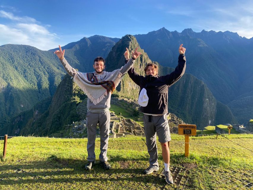 From Cusco: Machu Picchu by Car 2D/1N - A two-hour guided visit inside the citadel