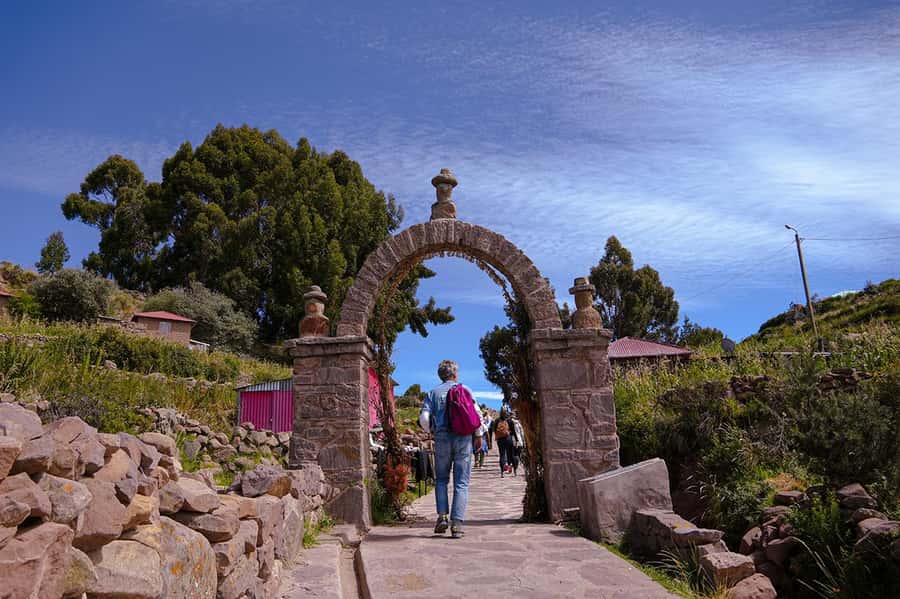 From Cusco: Titicaca Lake - Full day tour with sleeper bus - Guides, communication, and group size