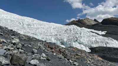 Tour to the Pastoruri Glacier and Puya Raimondi