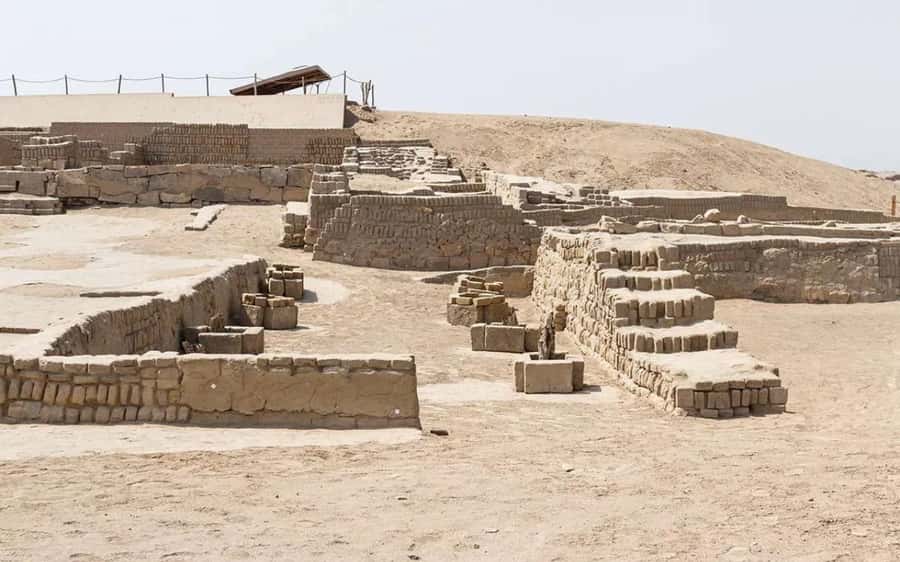 From Lima: Pachacamac Archaeological Site Guided Tour - The uphill walk to the Temple of the Sun
