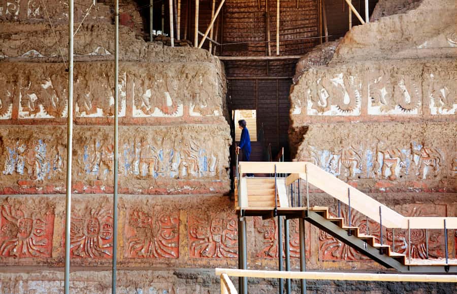 From Trujillo: Temple of the Moon and Sun and Chan Chan - A practical lunch break around 2:45