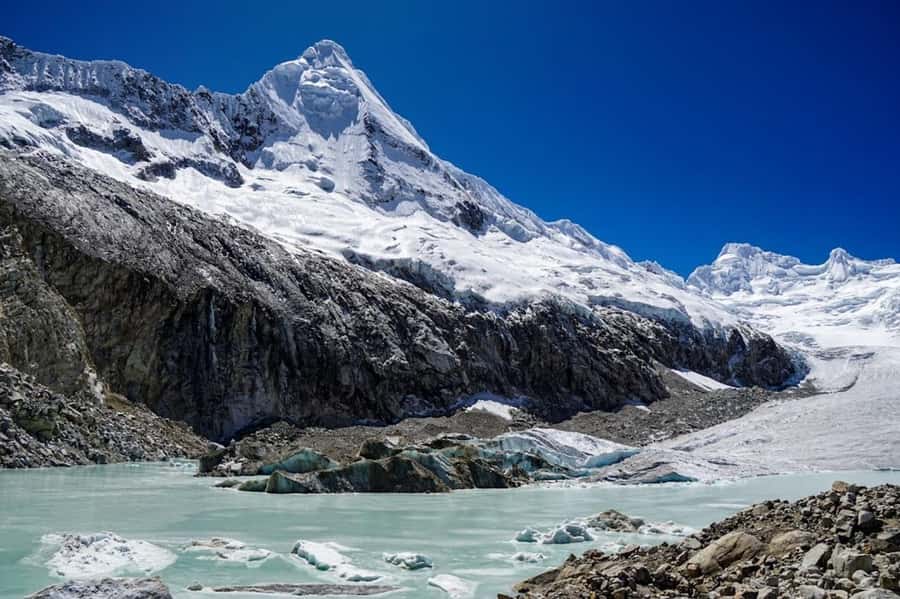 Huaraz: Full Day Rocotuyoc Lagoon + Frozen Lagoon - Snow peaks give the route its Andean scale