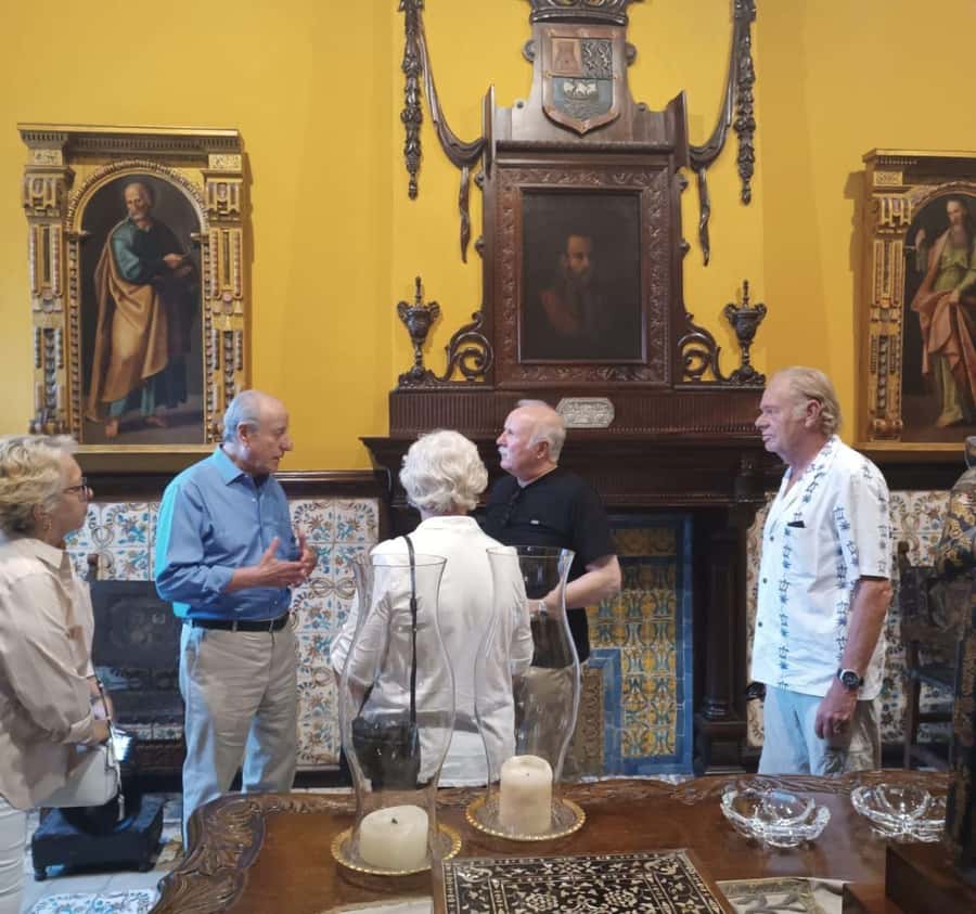 La casa de Aliaga, an alive colonial jewel at Lima center. - Entering a home with sixteen generations of family history