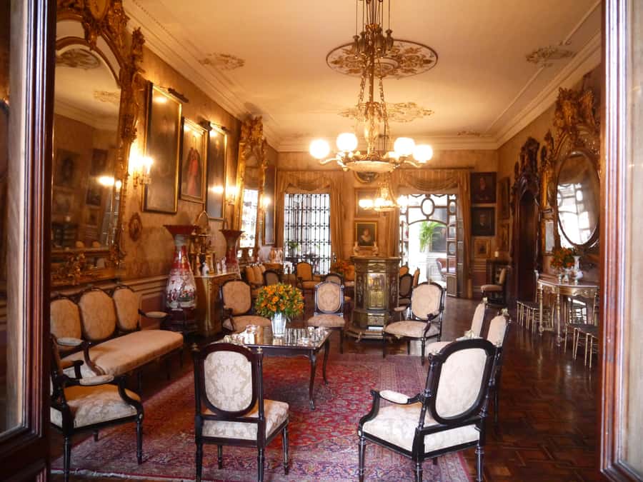 La casa de Aliaga, an alive colonial jewel at Lima center. - English, Spanish, and guide quality