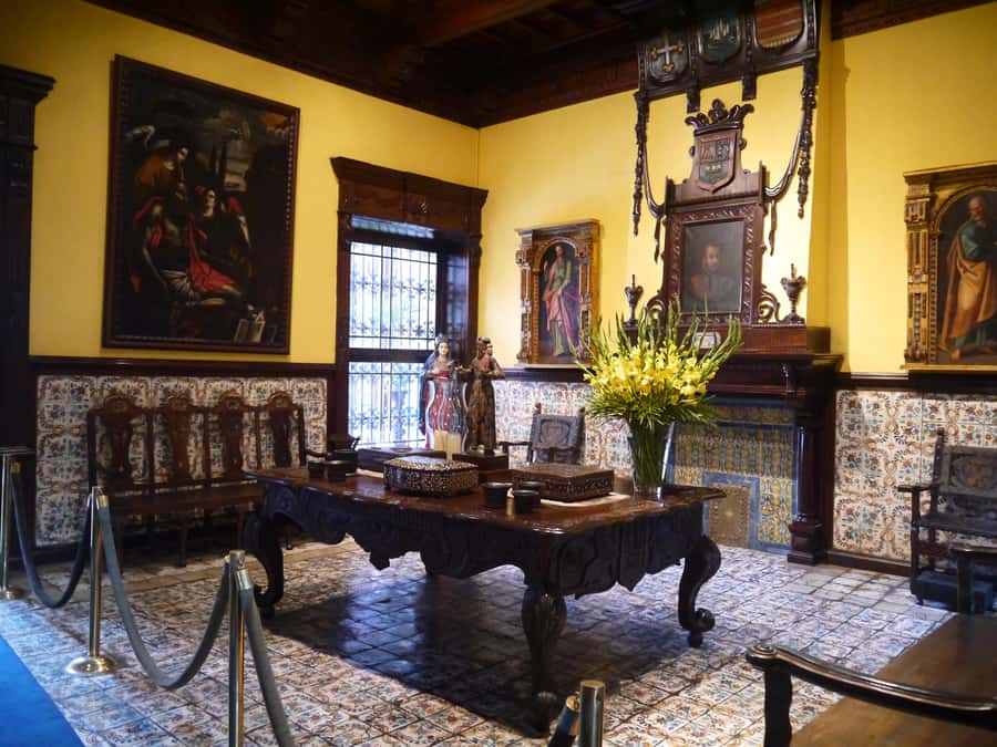 La casa de Aliaga, an alive colonial jewel at Lima center. - Meeting at the Government Palace