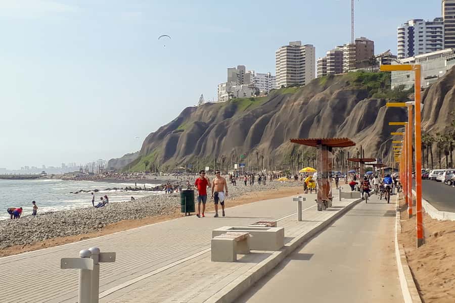 Lima Bike Tour: La Costa Verde & Jesus Statue in Chorrillos - Chorrillos, the fish market, and the Pacific coast