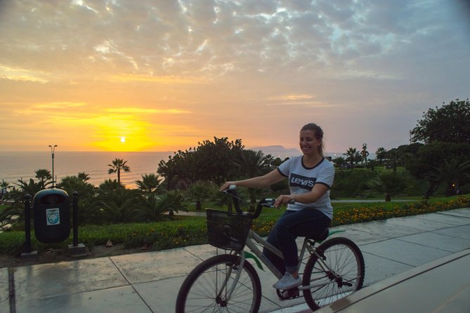 Lima Bike Tour Miraflores - Barranco + Huaca Pucllana! - Following the Miraflores cliffs toward the Pacific