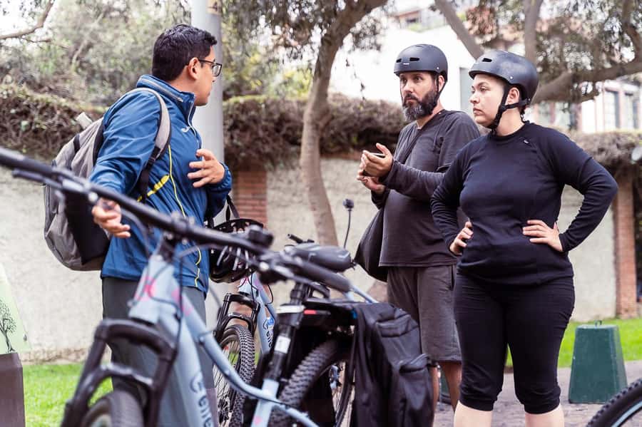 Lima: City biking - Huaca Pucllana, ancient Lima in a modern neighborhood