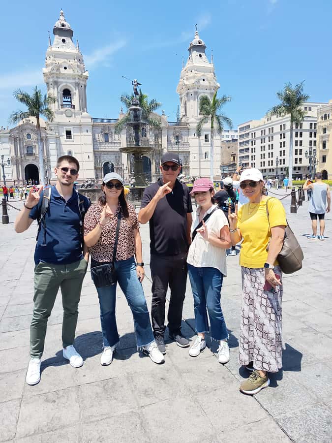 Lima: Historic Center Walking Tour with Pisco Sour Tasting - Plaza Mayor, Lima Cathedral, and the seat of government