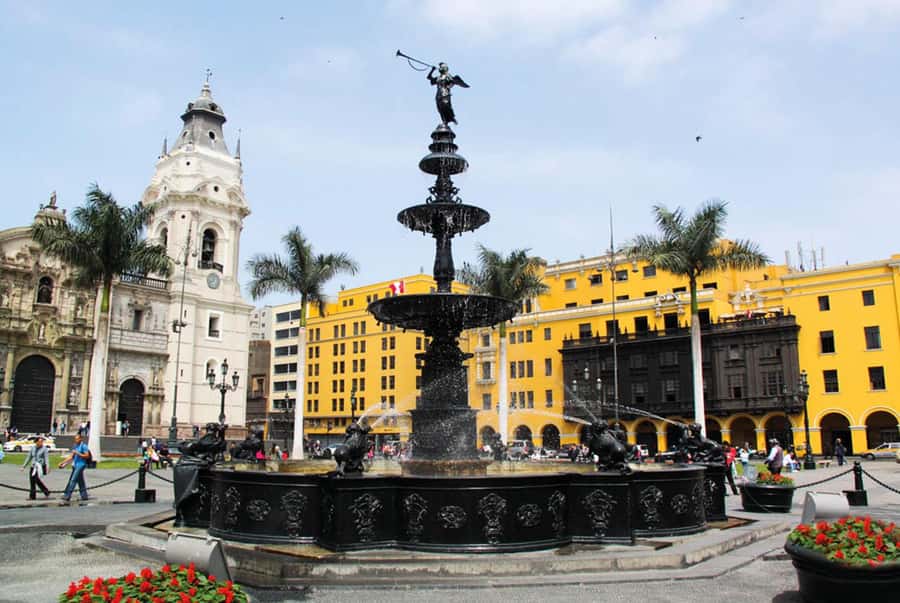 Lima: Historical, Colonial, and Modern City Tour - Lima in four hours, from ancient pyramid to Pacific suburbs