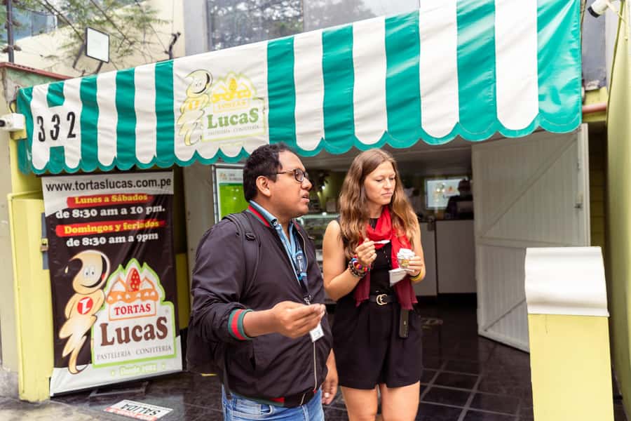 Lima: Miraflores Trending Flavors Half-Day Walking Tour - The walking and group experience