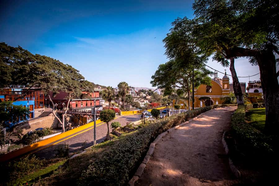 Lima: Pachacamac Ruins & Barranco Half-Day Guided Tour - Climbing toward the Temple of the Sun