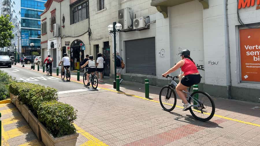 Lima: Sightseeing Bike Tour with Food and Drink Tastings - Barranco, street art, and the old Juanito tavern