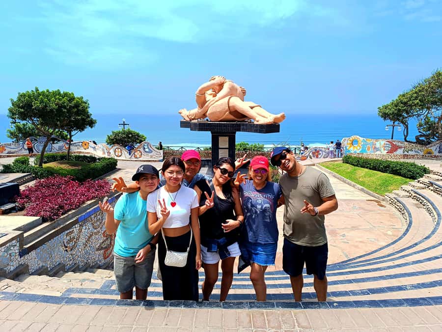 Lima: Tour in Miraflores, San Isidro, Barranco & Chorrillos - What the guide adds to the experience