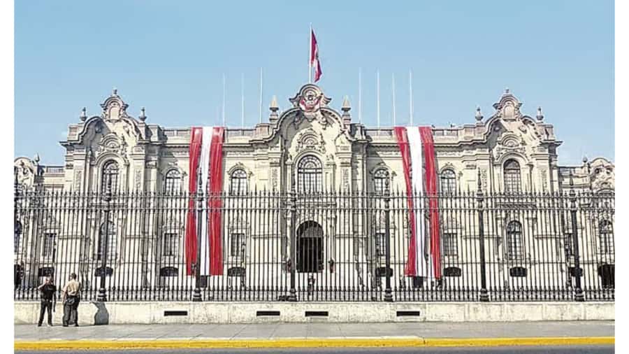 LIMA WALKING TOUR CATACOMBS FROM MIRAFLORES, HISTORICAL CENTER, WINES+BUS - Plaza San Martín and the first walk through Lima