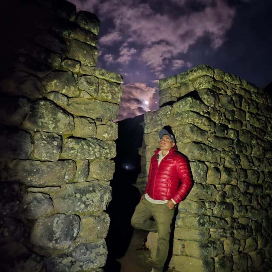 Machu Picchu: historical and photographic guided tour - Meeting in Aguas Calientes and riding to the citadel