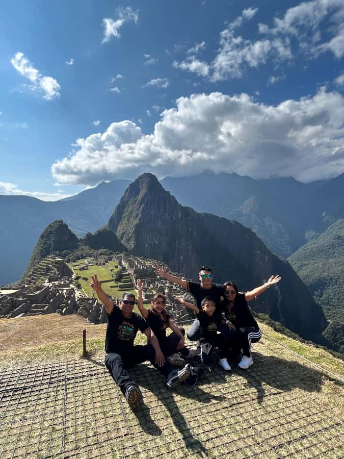 Machu Picchu: Private Tour Guide Service for up to 15 people - A private start in Aguas Calientes