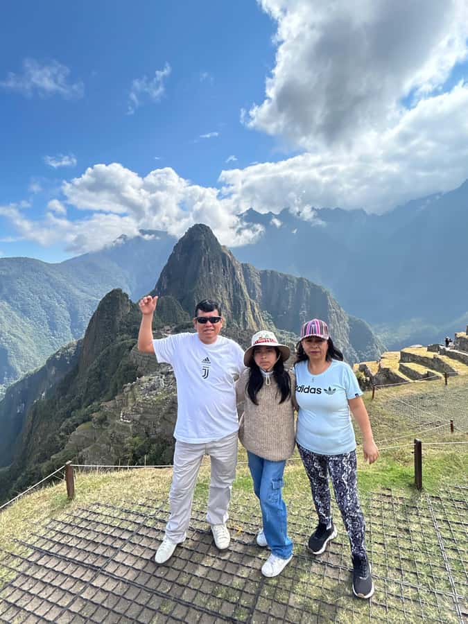 Machu Picchu: Private Tour Guide Service for up to 15 people - Starting the guided visit inside Machu Picchu