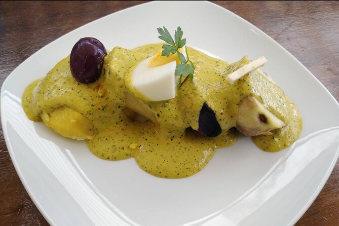 Market Tour, Tasting of 35 Fruits, and 4-Course Peruvian Cooking Class in Lima - Making a Pisco Sour before the four courses