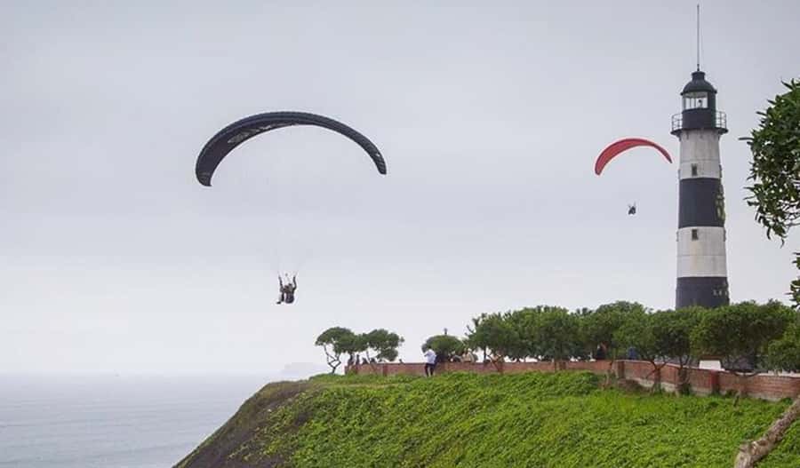 Miraflores & Barranco: Lima’s Modern and Bohemian Tour - Crossing into Barranco’s bohemian streets