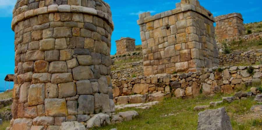 Puno: Chucuito, Aramu Muru, and Juli Day Trip - Reading the stone towers at Molloco