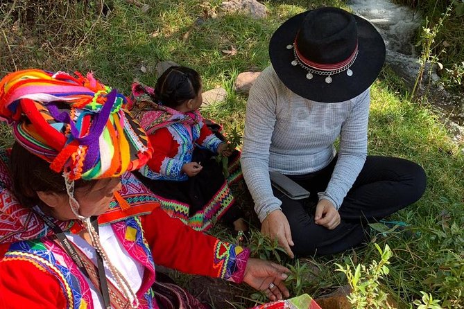 Sacred Valley Textile Workshop – Dyeing & Weaving in Cusco - Sharing lunch with the weaving community