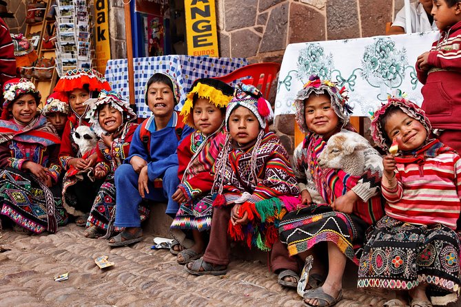 Sacred Valley with Peru Vip : Pisac, Ollantaytambo and Chinchero - Awana Kancha and the South American camelids