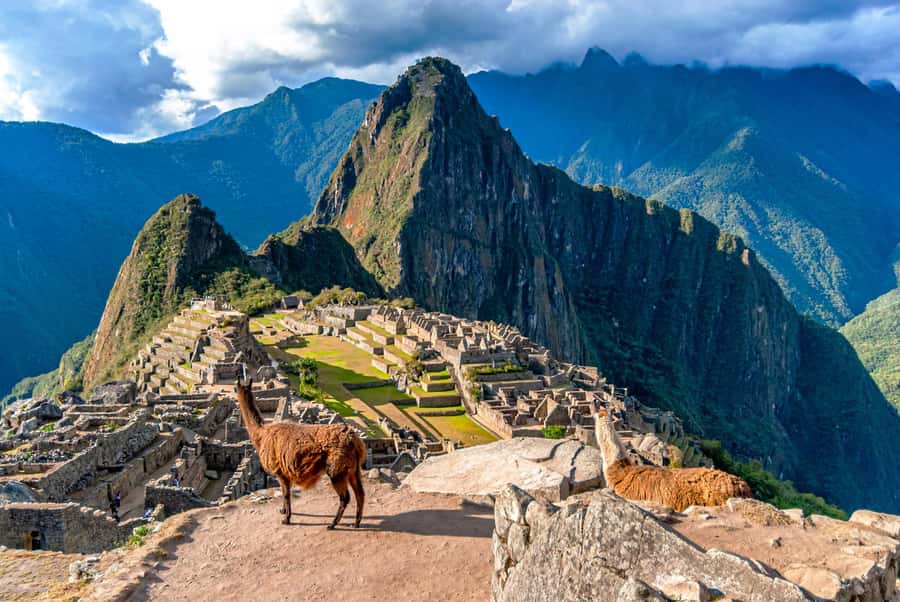 Tour Machu Picchu + Mountain of Huayna Picchu 2 days - Day 1: From Cusco to Ollantaytambo and Aguas Calientes