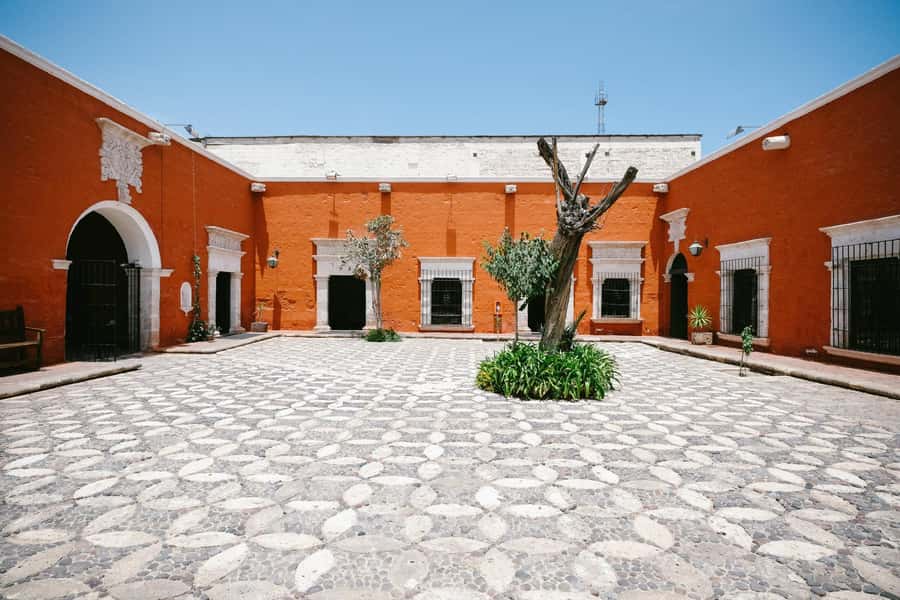 Walking tour in the Historic Center of Arequipa - The Compañía cloisters and old city details