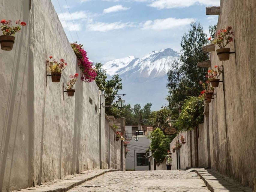 Walking tour in the Historic Center of Arequipa - The guides and the tone of the walk
