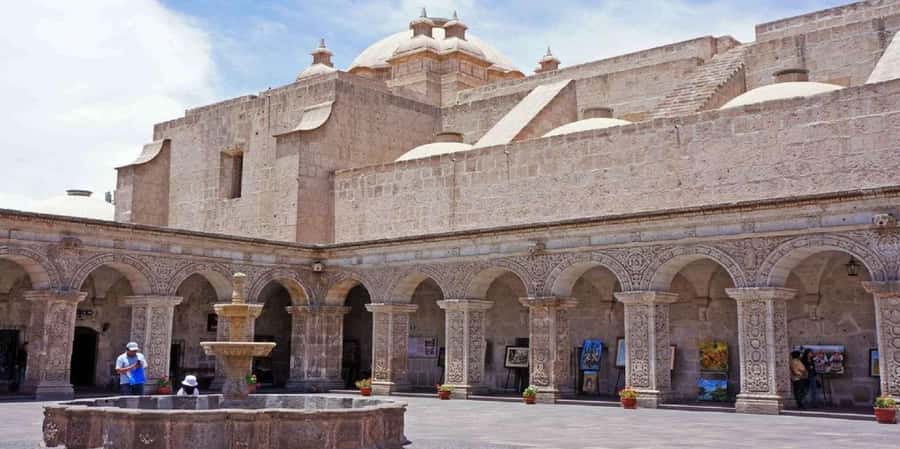 Walking tour through the Historic Center of Arequipa - Mundo Alpaca and the working side of local fibers